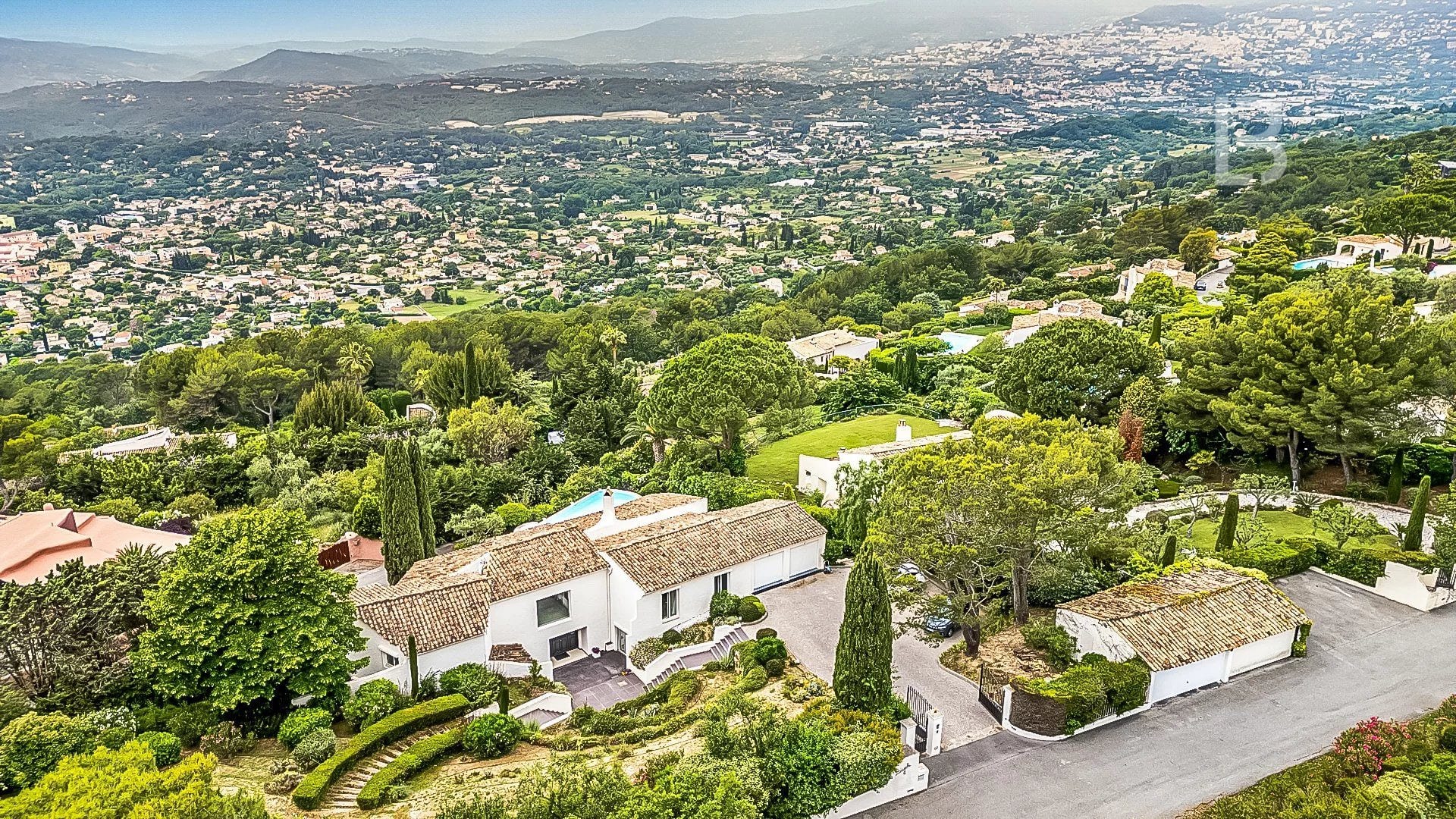 Proche Mougins, splendide villa dans domaine fermé à la vente