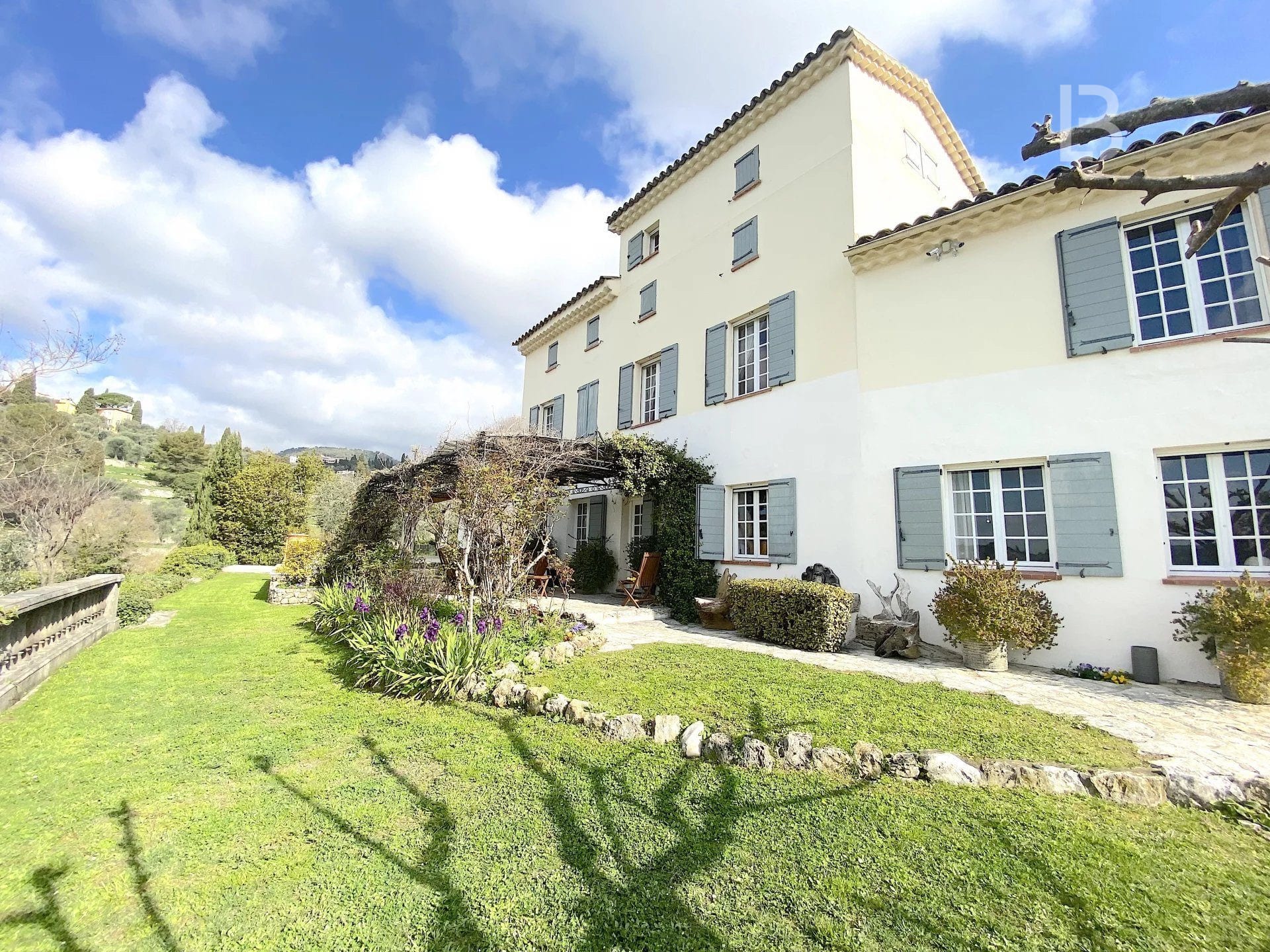 Propriété d'exception avec jardin d'1,6 hectares